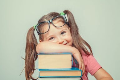 Petite fille Livres loisirs école rêve imaginaire bibliotheque lire