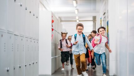 Enfants Ecole Rentrée courir couloir - ©Adobe Stock