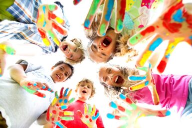 Enfants peinture mains école bricolage art plastique - ©Fotolia
