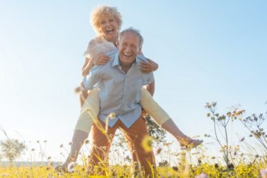 Seniors retraite dynamisme rire pré champs bonheur ainés joie vivre©FOTOLIA