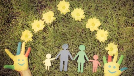 Famille main aide social printemps fleurs joie bonheur santé ecologie©Stocklib