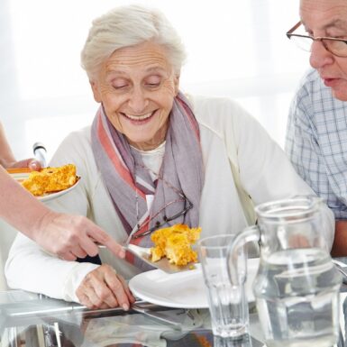 Portage repas courses seniors aide domicile préparation services©© Robert Kneschke AdobeStock