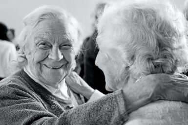 Seniors aînés social accompagnement soutien solidaire©Artyom Kabajev