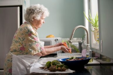 Vie quotidienne seniors téléassistance domicile maintien©CDC